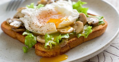 Leeks and Mushrooms on Cheesy Toasts with Fried Eggs-Netmarkers