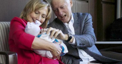 chelsea's first baby daughter with grandparents- Netmarkers